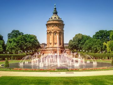 Mannheim Wasserturm und Wasserturmanlage mit Brunnen